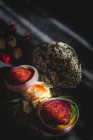Здоровий домашній овочевий бутерброд на темному тлі — стокове фото