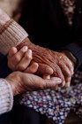 Dettaglio delle mani rugose di una coppia di anziani — Foto stock
