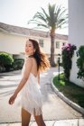 Giovane donna cinese alla moda che si gode le vacanze in un lussuoso resort — Foto stock
