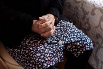 Detalle de manos de anciana con osteoartritis - foto de stock