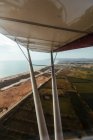 Vista dell'ala dell'aereo in volo sulla costa mediterranea — Foto stock