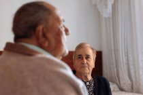 Retrato de una pareja de ancianos en el interior de su casa - foto de stock