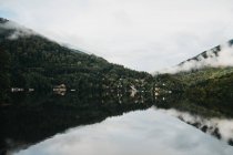 Erstaunlicher See in der Nähe von Bergen — Stockfoto