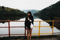Woman standing looking amazing lake near mountains — Stock Photo