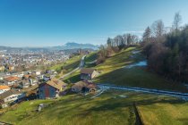 Malerische Landschaft einer kleinen Stadt im Tal der grünen Berge, Schweiz — Stockfoto