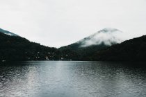 Increíble lago cerca de las montañas - foto de stock