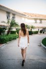 Frau genießt Urlaub in einem luxuriösen Resort — Stockfoto