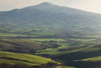 Majestätische Landschaft des grünen Tals mit Feldern und Bergkette in der Toskana, Italien — Stockfoto