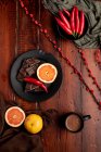 Caneca de chocolate quente saboroso colocado na mesa de madeira perto de sobremesas sortidas e frutas para o café da manhã — Fotografia de Stock