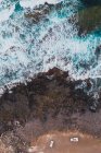 Вид зверху на морське узбережжя зі скелями — стокове фото