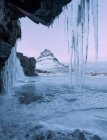 Kirkjufell cascada con estalactitas en la montaña en invierno, Islandia, Europa - foto de stock