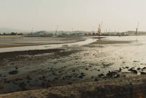 Промисловий краєвид з морською бухтою і портовими кранами — стокове фото