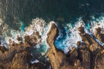 Вид зверху на морське узбережжя зі скелями — стокове фото