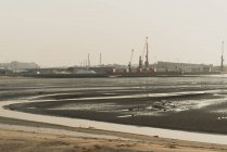Paysage industriel avec baie maritime et grues portuaires — Photo de stock