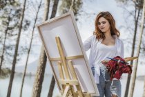 Giovane donna pittura in campagna — Foto stock