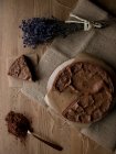 Ansicht von oben glutenfreie Schokoladenkuchen in Holz Tischplatte und Bouquet von Lavendel in der Küche. — Stockfoto