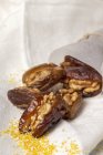 Халяльные закуски для Рамадана с сушеными финиками и грецкими орехами на белой ткани — стоковое фото