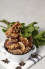 Datas secas, figos, hortelã fresca e canela para lanche halal para Ramadã em panela na toalha de cozinha — Fotografia de Stock