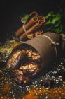 Datteri secchi, fichi, menta fresca e cannella per merenda halal per Ramadan avvolto in pergamena su fondo scuro — Foto stock