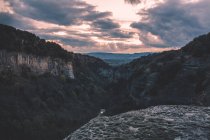 Пейзаж гірського піку в долині красивого діапазону під яскравим небом — стокове фото