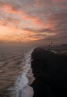 Vista da praia perto da capa Dyrholaey ao pôr do sol — Fotografia de Stock