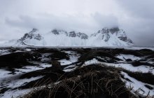 Vista para colinas nevadas com grama seca cobrindo com névoa de manhã em Stockness Islândia — Fotografia de Stock