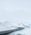 Подъем дорожного пейзажа зимой в Исландии — стоковое фото