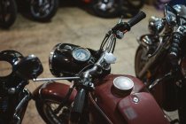 Motos Shabby vintage con faros rotos aparcados en el taller de reparación - foto de stock