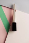 Pennello eyeliner liquido, su sfondo attraente, di colori rosa pastello e verde. Concetto di prodotto e trucco. Dall'alto — Foto stock