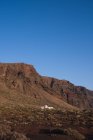 Montaña rocosa en el fondo del cielo azul - foto de stock
