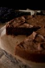 Bellissima torta al cioccolato senza glutine in legno da tavolo in cucina . — Foto stock