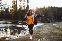 Весела молода жінка на ставку в лісі — стокове фото