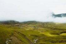 Туман над красивой холмистой местностью — стоковое фото