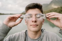 Jovem adolescente com um par de lâmpadas na frente de seus olhos fechados inovação e imaginação conceito — Fotografia de Stock