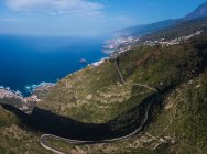 Strada in curva attraverso il paesaggio costiero di montagna — Foto stock