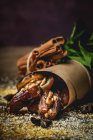 Сушені фініки, інжир, свіжий м'ята і Кориця для Халяль закуска для Рамадану загорнуті в пергаменті на темному фоні — стокове фото