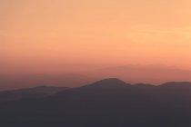 Coucher de soleil ciel sur la crête de montagne — Photo de stock