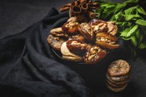 Getrocknete Datteln, Feigen, frische Minze und Zimt als Halal-Snack für Ramadan — Stockfoto