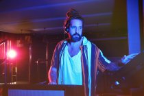 Barbuto dj uomo giocare discoteca musica in un club — Foto stock