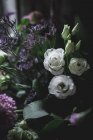 Nahaufnahme eines Straußes bunter frischer Blumen — Stockfoto
