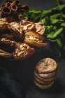 Сушені фініки, інжир, свіжий м'ята і Кориця для Халяль закуска для Рамадану — стокове фото
