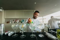 Barista che prepara bevande alcoliche nel bar — Foto stock
