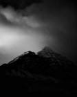 Paisagem natural em tempo nebuloso na Islândia — Fotografia de Stock
