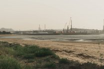 Paesaggio industriale con golfo e gru portuali — Foto stock