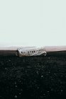 Avion endommagé dans un champ désolé — Photo de stock