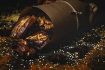 Tâmaras secas, figos, hortelã fresca e canela para lanche halal para Ramadão envolto em pergaminho sobre fundo escuro — Fotografia de Stock