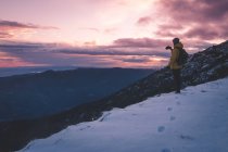 Turista anônimo na montanha nevada — Fotografia de Stock