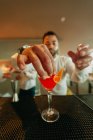Camarero preparando cóctel naranja en el bar — Stock Photo