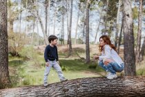 Молода мати спілкується з сином в природі — стокове фото