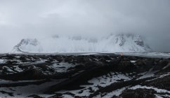 Vista sulle colline innevate con erba secca coperta di nebbia al mattino in Stockness Islanda — Foto stock
